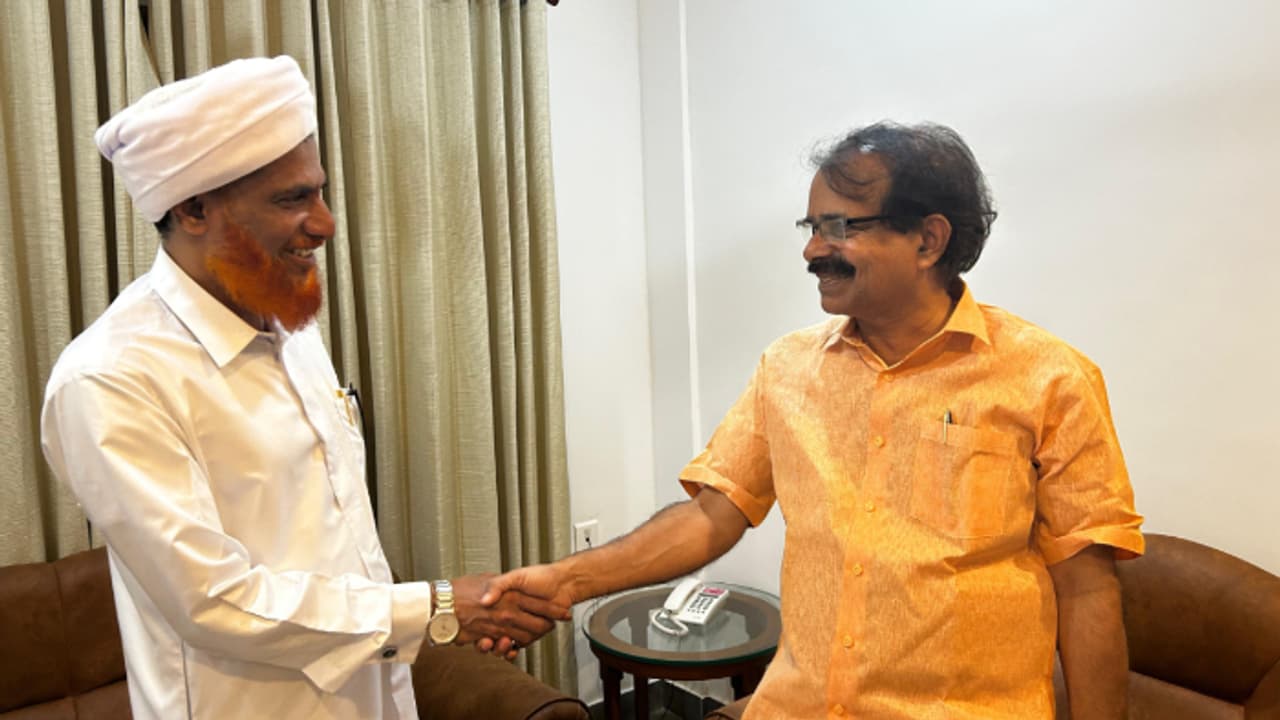 കണ്ണൂരേക്കാൾ കോഴിക്കോട്ട് 40000 കൂടുതൽ, ഹജ്ജ് യാത്രാനിരക്കിൽ ഹജ്ജ് കമ്മിറ്റി ചെയർമാൻ കേന്ദ്ര മന്ത്രിയെ കണ്ടു കണ്ണൂരേക്കാൾ കോഴിക്കോട്ട് 40000 കൂടുതൽ, ഹജ്ജ് യാത്രാനിരക്കിൽ ഹജ്ജ് കമ്മിറ്റി ചെയർമാൻ കേന്ദ്ര മന്ത്രിയെ കണ്ടു