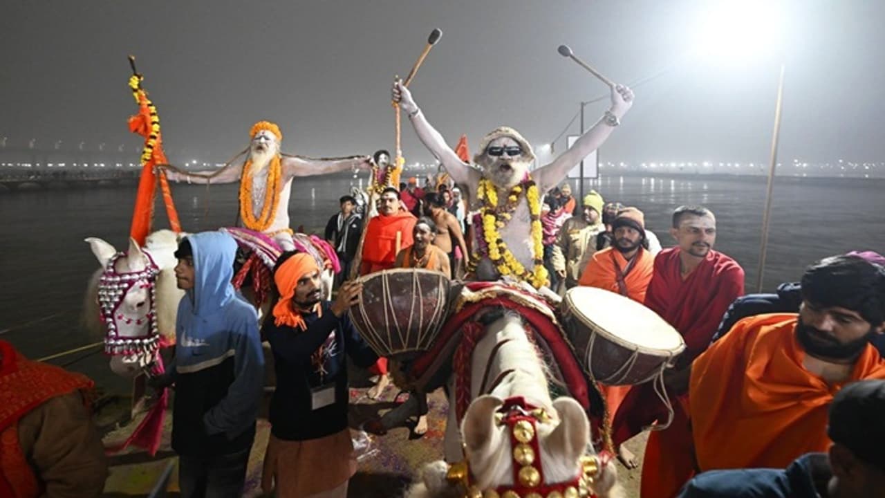 Massive crowds gather to witness Naga Sadhus' grand procession at Mahakumbh Massive crowds gather to witness Naga Sadhus' grand procession at Mahakumbh
