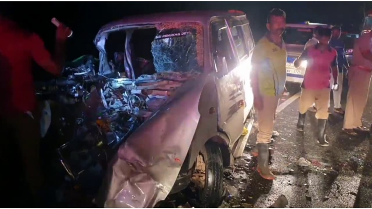 ശബരിമല തീര്ത്ഥാടകര് സഞ്ചരിച്ച വാഹനങ്ങൾ കൂട്ടിയിടിച്ച് അപകടം; 8 പേർക്ക് പരിക്കേറ്റു ശബരിമല തീര്ത്ഥാടകര് സഞ്ചരിച്ച വാഹനങ്ങൾ കൂട്ടിയിടിച്ച് അപകടം; 8 പേർക്ക് പരിക്കേറ്റു