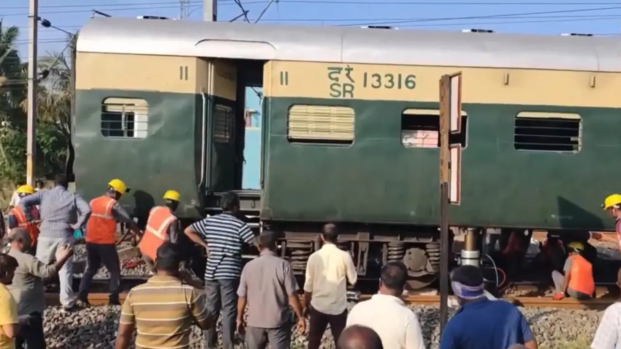Five coaches of passenger train derails in Tamil Nadu; passengers evacuated safely (WATCH) Five coaches of passenger train derails in Tamil Nadu; passengers evacuated safely (WATCH)