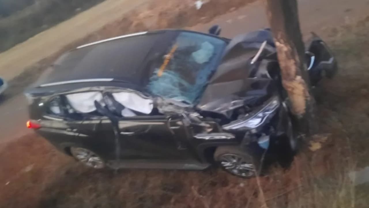 നായയെ രക്ഷിക്കാൻ കാർ വെട്ടിച്ചു; കർണാടക മന്ത്രിയുടെ കാർ മരത്തിൽ ഇടിച്ചു, മന്ത്രിക്ക് ചെറിയ പരിക്കുകൾ മാത്രം