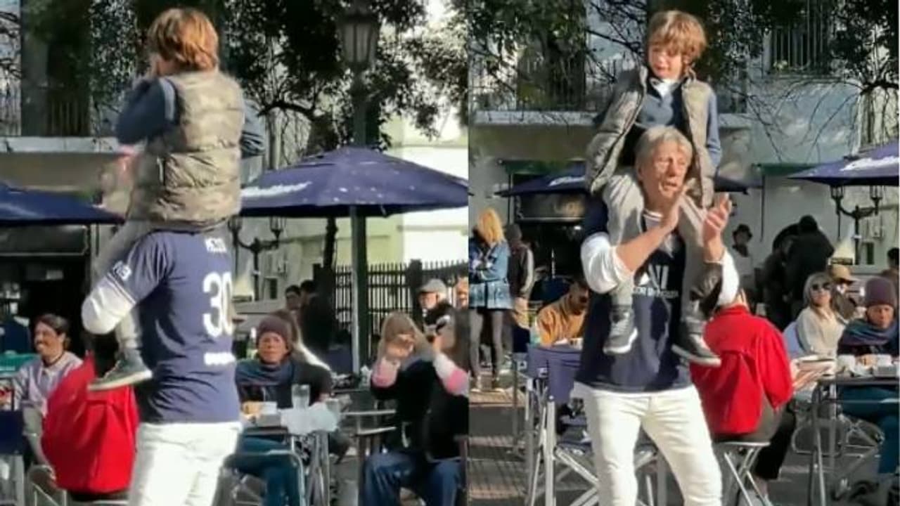 ഹോ, എന്തൊരു കാഴ്ച, ഇങ്ങനെയും മനുഷ്യരുണ്ടോ?; അച്ഛനെ കാണാതെ കരയുന്ന കുട്ടി, അപരിചിതരുടെ പാട്ട്, ഒടുവില്... ഹോ, എന്തൊരു കാഴ്ച, ഇങ്ങനെയും മനുഷ്യരുണ്ടോ?; അച്ഛനെ കാണാതെ കരയുന്ന കുട്ടി, അപരിചിതരുടെ പാട്ട്, ഒടുവില്...