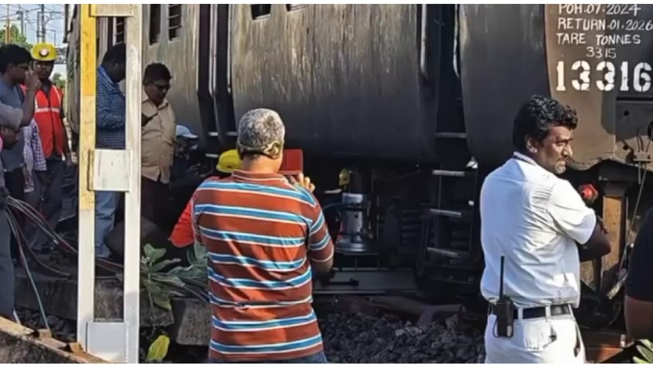 ഓടുന്ന ട്രെയിനിൽ നിന്ന് വൻ ശബ്ദം; ഭയന്ന് യാത്രക്കാർ, പിന്നാലെ 5 കോച്ചുകൾ പാളം തെറ്റി, സംഭവം വിഴുപ്പുറത്ത്