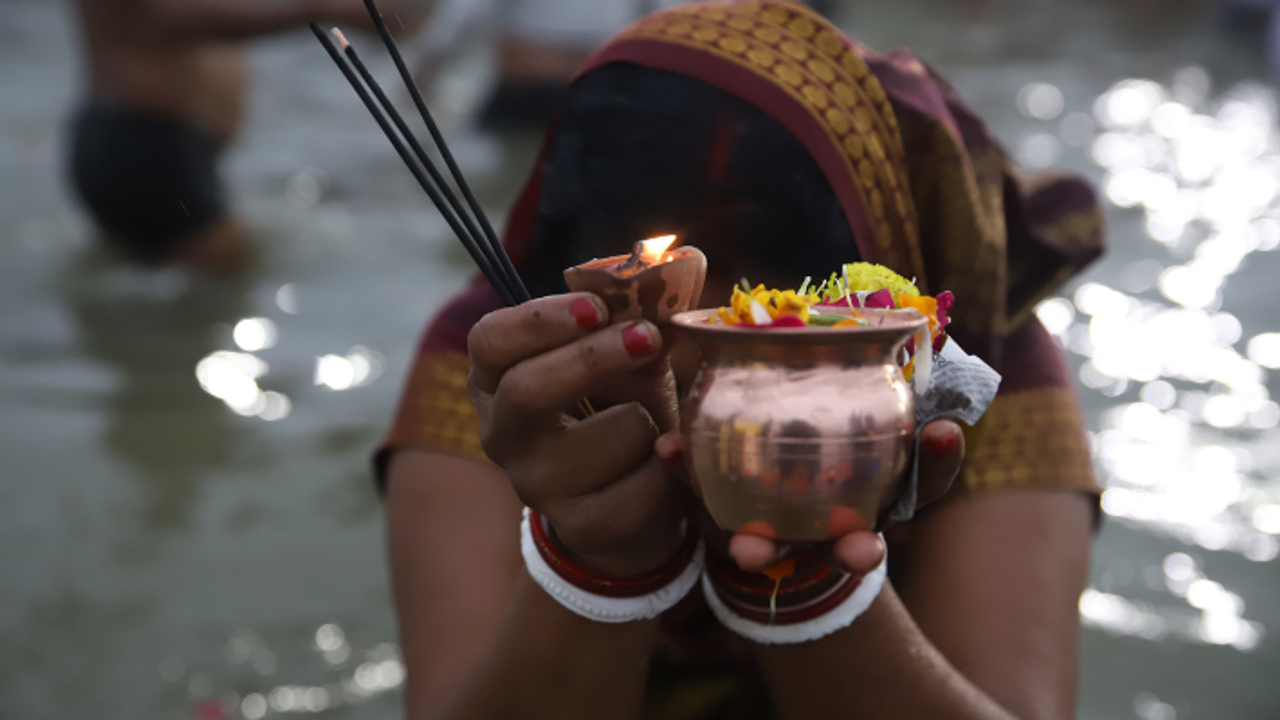 Mahakumbh 2025: First 'Amrit Snan' on Makar Sankranti, devotees flock to Triveni Sangam for holy dip