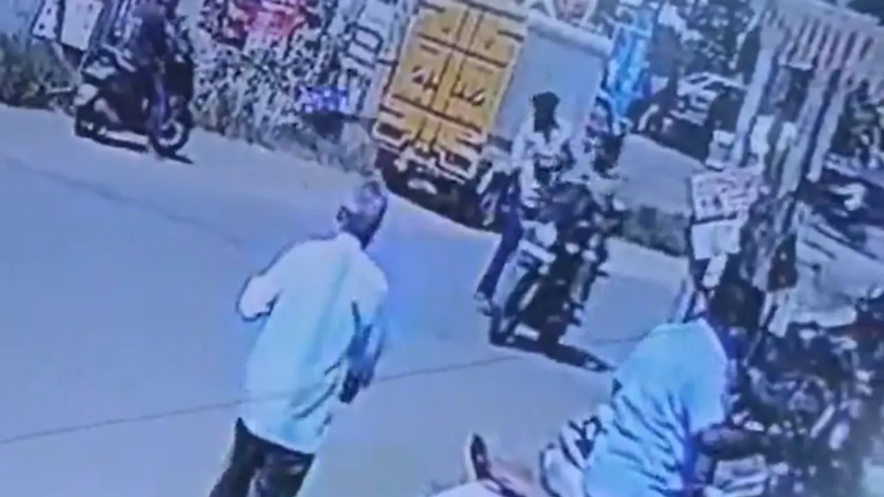 Tamil Nadu: Policeman slaps man for using mobile while crossing road in Coimbatore (WATCH) Tamil Nadu: Policeman slaps man for using mobile while crossing road in Coimbatore (WATCH)