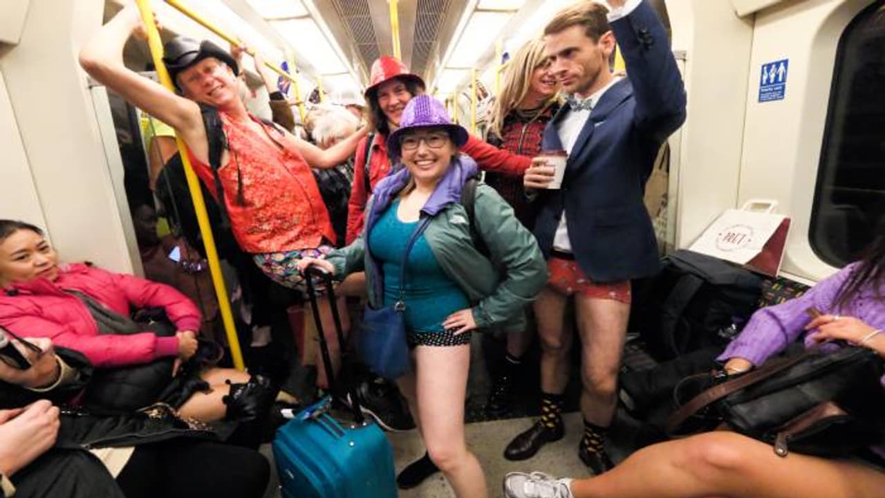 പാന്റില്ല, അടിവസ്ത്രം മാത്രം ധരിച്ച് യുവാക്കളുടെ ട്രെയിൻ യാത്ര, പൊട്ടിച്ചിരി, സെൽഫി, ആകെ ബഹളമയം