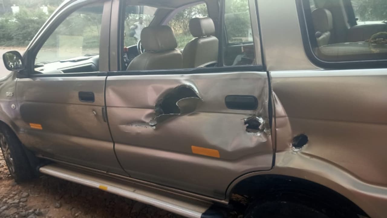 കല്യാണി പ്രിയദർശൻ നസ്ലെൻ ടീം ചിത്രത്തിന്റെ ഷൂട്ടിംഗ് സംഘം സഞ്ചരിച്ച കാറിന് നേരെ കാട്ടാന ആക്രമണം കല്യാണി പ്രിയദർശൻ നസ്ലെൻ ടീം ചിത്രത്തിന്റെ ഷൂട്ടിംഗ് സംഘം സഞ്ചരിച്ച കാറിന് നേരെ കാട്ടാന ആക്രമണം