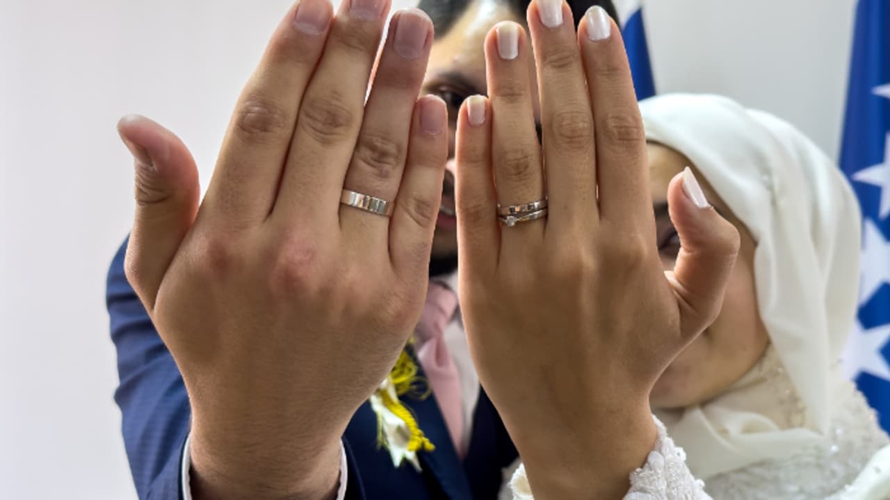 10 ദിവസം ശമ്പളത്തോട് കൂടിയ അവധി, വർക്ക് ഫ്രം ഹോം സൗകര്യം; വിവാഹിതരാകാൻ പോകുന്നവരേ സന്തോഷ വാർത്തയുമായി ദുബൈ 10 ദിവസം ശമ്പളത്തോട് കൂടിയ അവധി, വർക്ക് ഫ്രം ഹോം സൗകര്യം; വിവാഹിതരാകാൻ പോകുന്നവരേ സന്തോഷ വാർത്തയുമായി ദുബൈ