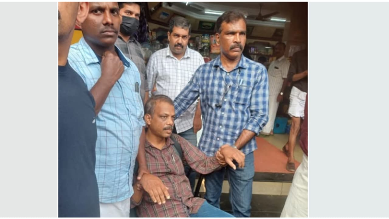 സസ്പെൻഷൻ കൊണ്ടൊന്നും പഠിച്ചില്ല! ഉള്ളിയേരിയിലെ ബേക്കറിയിൽ കുരുക്ക് സെറ്റ്, 'സ്ഥിരം കൈക്കൂലിക്കാരൻ' കുടുങ്ങി സസ്പെൻഷൻ കൊണ്ടൊന്നും പഠിച്ചില്ല! ഉള്ളിയേരിയിലെ ബേക്കറിയിൽ കുരുക്ക് സെറ്റ്, 'സ്ഥിരം കൈക്കൂലിക്കാരൻ' കുടുങ്ങി