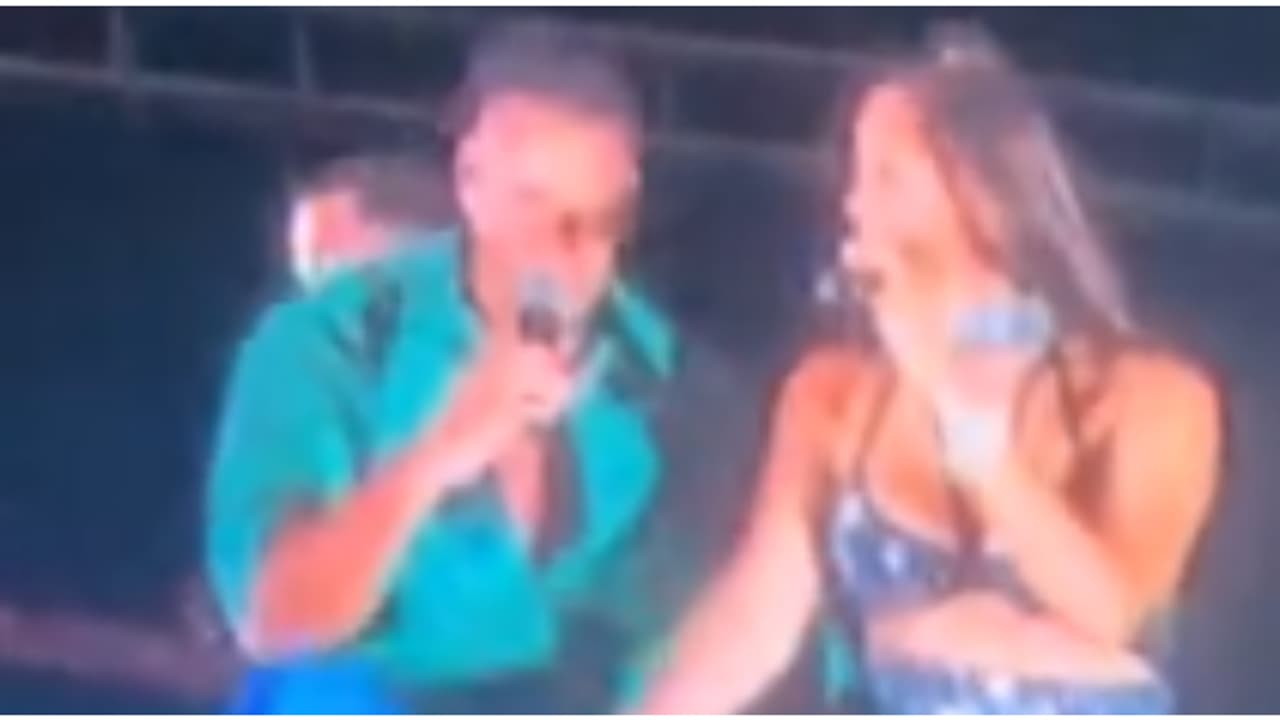 വേദിയിൽ കയറി ഗായകനെ ചുംബിച്ചു, വീഡിയോ പകർത്തി; പിന്നാലെ യുവതിയോട് വിവാഹമോചനം ആവശ്യപ്പെട്ട് ഭർത്താവ് വേദിയിൽ കയറി ഗായകനെ ചുംബിച്ചു, വീഡിയോ പകർത്തി; പിന്നാലെ യുവതിയോട് വിവാഹമോചനം ആവശ്യപ്പെട്ട് ഭർത്താവ്