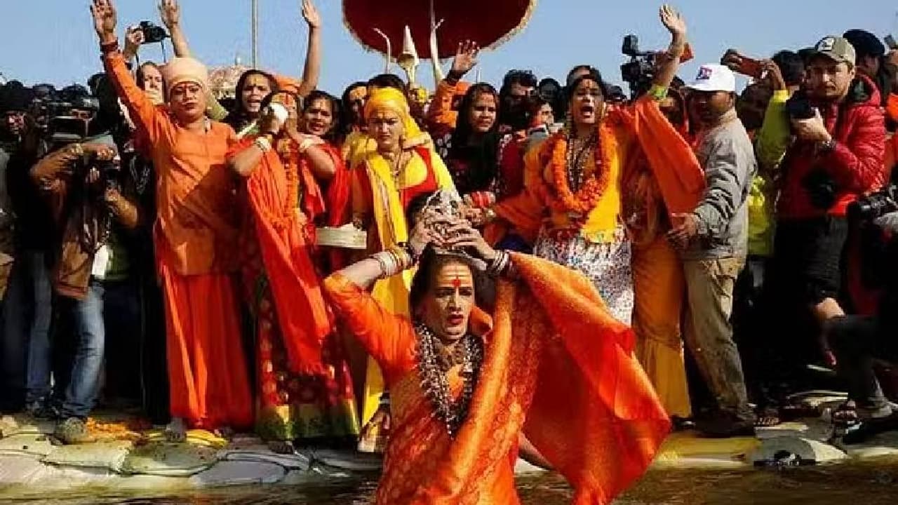 ಮಹಾ ಕುಂಭ ಮೇಳದಲ್ಲಿ ಟ್ರಾನ್ಸ್ಜೆಂಡರ್ ಸಾಧುಗಳಿಗೇ ಒಂದು ಅಖಾಡ! ಕಿನ್ನರ ಅಖಾಡದ ಬಗ್ಗೆ ತಿಳ್ಕೊಳಿ ಮಹಾ ಕುಂಭ ಮೇಳದಲ್ಲಿ ಟ್ರಾನ್ಸ್ಜೆಂಡರ್ ಸಾಧುಗಳಿಗೇ ಒಂದು ಅಖಾಡ! ಕಿನ್ನರ ಅಖಾಡದ ಬಗ್ಗೆ ತಿಳ್ಕೊಳಿ