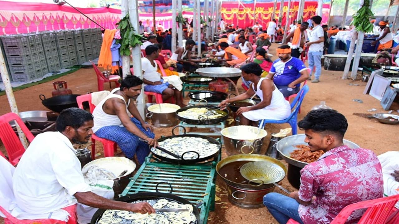 ಇಂದು ಕೊಪ್ಪಳ ಗವಿಸಿದ್ದೇಶ್ವರ ಜಾತ್ರೆ: ದಾಸೋಹಕ್ಕೆ 14 ಲಕ್ಷ ಜಿಲೇಬಿ, 5 ಲಕ್ಷ ಮಿರ್ಜಿ ಭಜ್ಜಿ ರೆಡಿ!