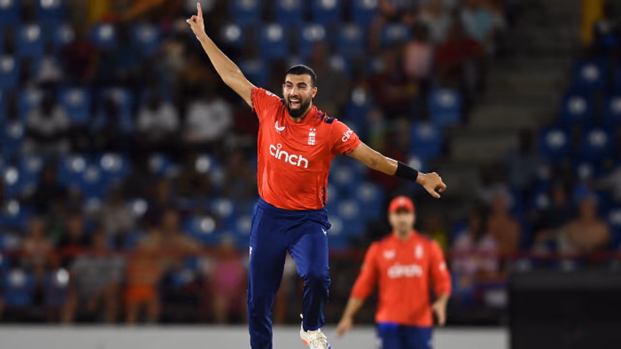 പാക് വംശജനായ ഇംഗ്ലണ്ട് പേസര്ക്ക് ഇന്ത്യന് വിസ ലഭിക്കാന് വൈകും! ഇംഗ്ലണ്ട് കാംപില് ആശങ്ക പാക് വംശജനായ ഇംഗ്ലണ്ട് പേസര്ക്ക് ഇന്ത്യന് വിസ ലഭിക്കാന് വൈകും! ഇംഗ്ലണ്ട് കാംപില് ആശങ്ക