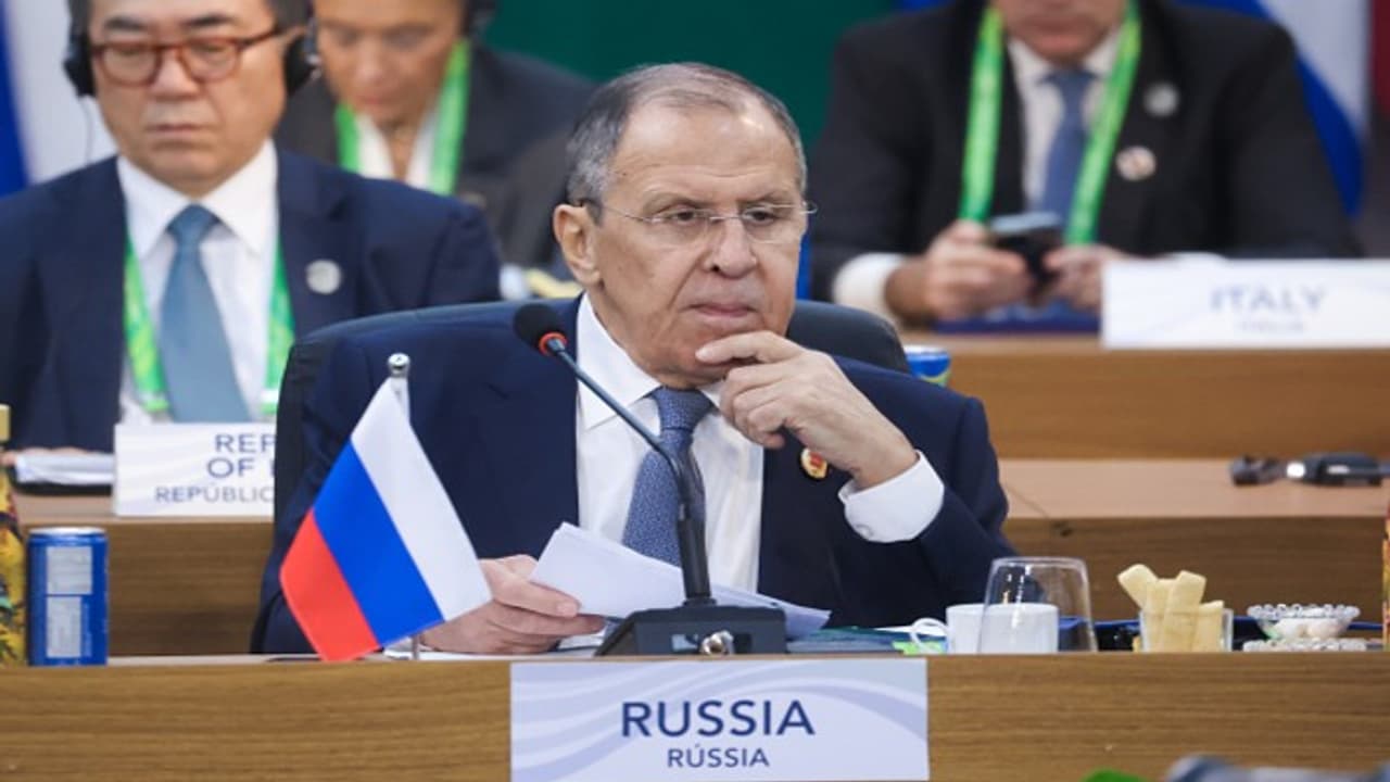 Russia urges Pakistan to 'join hands' with India to combat terrorism; backs New Delhi's permanent UNSC seat