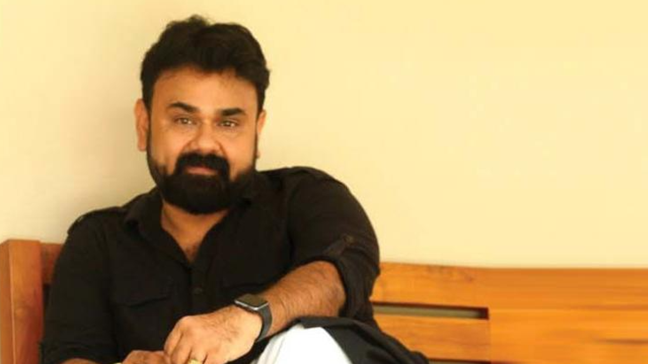 ഐശ്വര്യത്തിനായി നവരത്ന മോതിരം ഇട്ടു, കിട്ടിയത് മുട്ടന് പണികള്! കള്ളന് കയറി 25 പവന് കട്ടു: നടൻ ഷാജു ഐശ്വര്യത്തിനായി നവരത്ന മോതിരം ഇട്ടു, കിട്ടിയത് മുട്ടന് പണികള്! കള്ളന് കയറി 25 പവന് കട്ടു: നടൻ ഷാജു