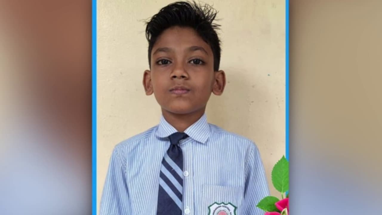 കൊല്ലത്ത് അഞ്ചാം ക്ലാസുകാരന്റെ അപകട മരണം; ബൈക്ക് ഓടിച്ച 19 കാരന് ലൈസന്സില്ല, അറസ്റ്റിൽ കൊല്ലത്ത് അഞ്ചാം ക്ലാസുകാരന്റെ അപകട മരണം; ബൈക്ക് ഓടിച്ച 19 കാരന് ലൈസന്സില്ല, അറസ്റ്റിൽ