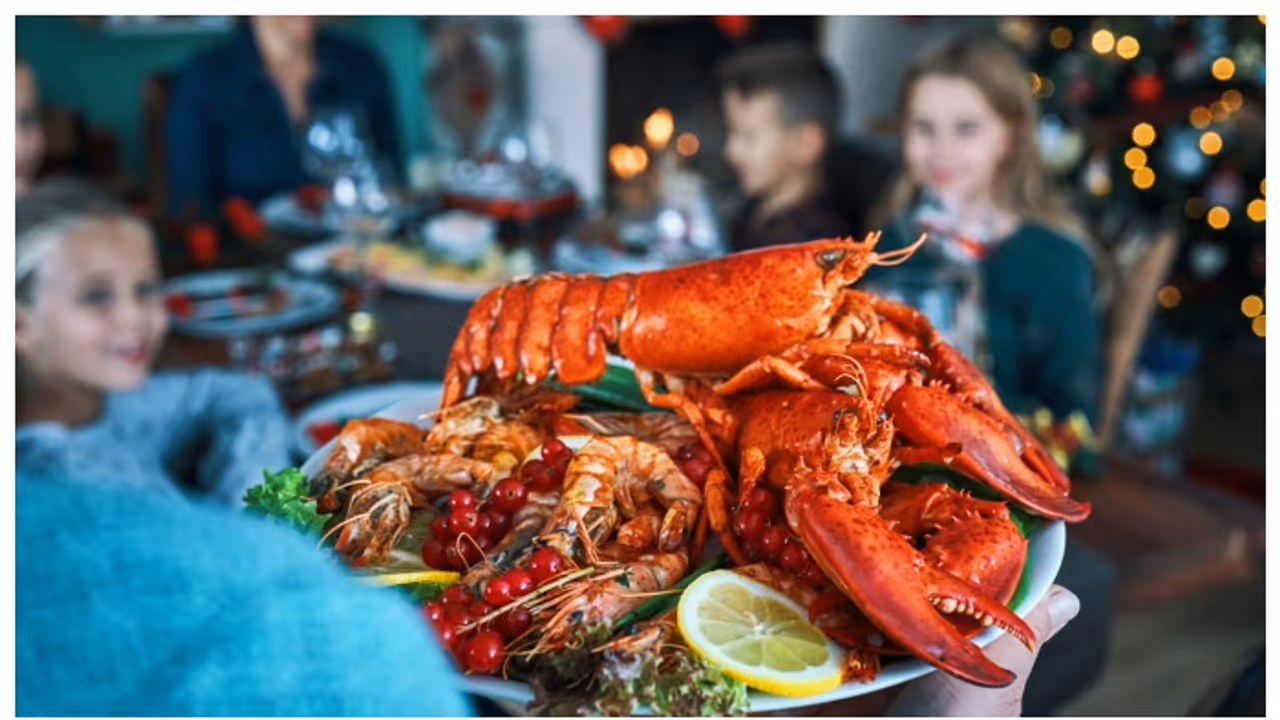 എട്ടംഗ സംഘം എട്ട് വിഭവങ്ങൾ ഓർഡർ ചെയ്തു, ബില്ല് വന്നത് 77,000 രൂപ; 'കൊള്ള' എന്ന യുവതിയുടെ കുറിപ്പ് വൈറൽ എട്ടംഗ സംഘം എട്ട് വിഭവങ്ങൾ ഓർഡർ ചെയ്തു, ബില്ല് വന്നത് 77,000 രൂപ; 'കൊള്ള' എന്ന യുവതിയുടെ കുറിപ്പ് വൈറൽ