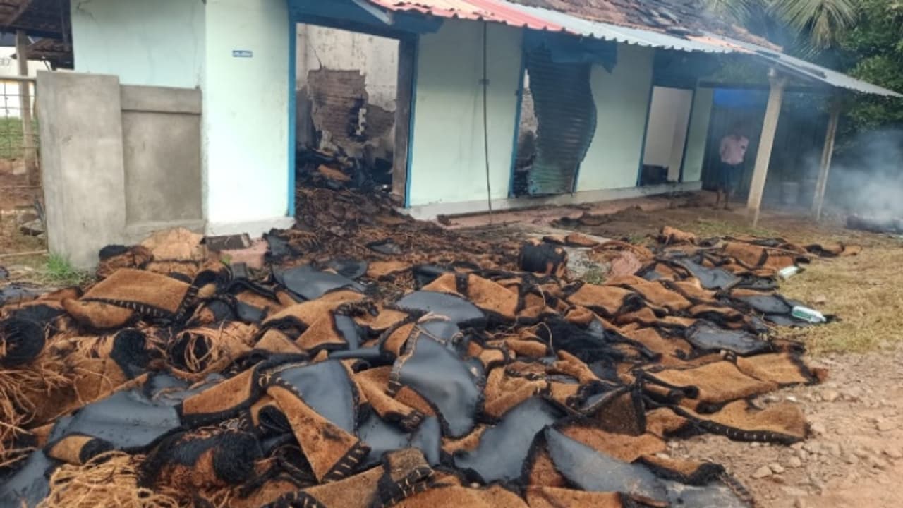 ചായക്കടയ്ക്ക് തീപിടിച്ചു, പിന്നാലെ ഗ്യാസ് സിലിണ്ടർ പൊട്ടിത്തെറിച്ച് വൻ നാശനഷ്ടം; കാരണമായത് ഷോർട്ട് സർക്യൂട്ട്