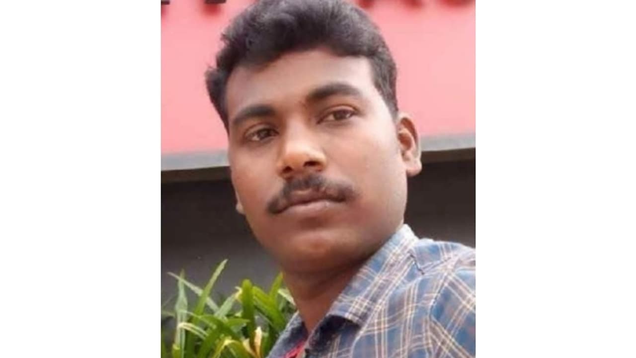 ജോലിക്ക് പോകാൻ മുറിയിൽ കയറി കതകടച്ച അസി. പ്രിസൺ ഓഫീസറെ പിന്നെ കണ്ടത് തൂങ്ങിയ നിലയിൽ; ദുരൂഹതയില്ലെന്ന് പൊലീസ് ജോലിക്ക് പോകാൻ മുറിയിൽ കയറി കതകടച്ച അസി. പ്രിസൺ ഓഫീസറെ പിന്നെ കണ്ടത് തൂങ്ങിയ നിലയിൽ; ദുരൂഹതയില്ലെന്ന് പൊലീസ്