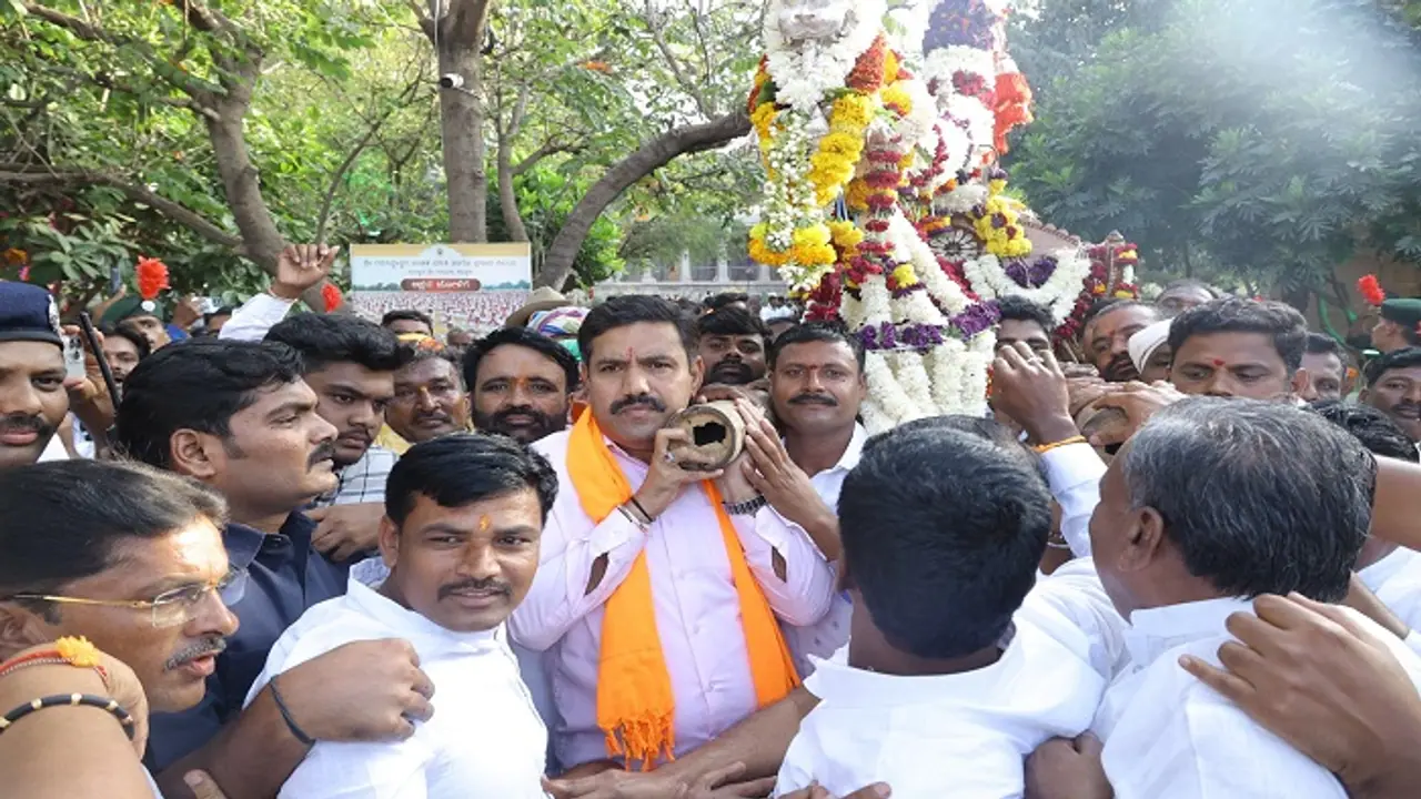 ಕೊಪ್ಪಳ: ಗವಿಸಿದ್ದೇಶ್ವರ ರಥೋತ್ಸವದಲ್ಲಿ ಪಲ್ಲಕ್ಕಿ ಹೊತ್ತ ವಿಜಯೇಂದ್ರ!