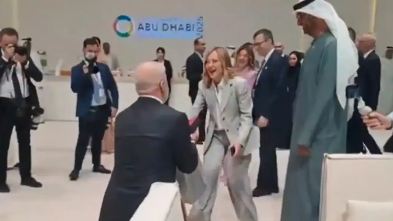 Albanian PM Edi Rama goes on one knee to gift scarf to Italy's Giorgia Meloni on her birthday (WATCH) Albanian PM Edi Rama goes on one knee to gift scarf to Italy's Giorgia Meloni on her birthday (WATCH)