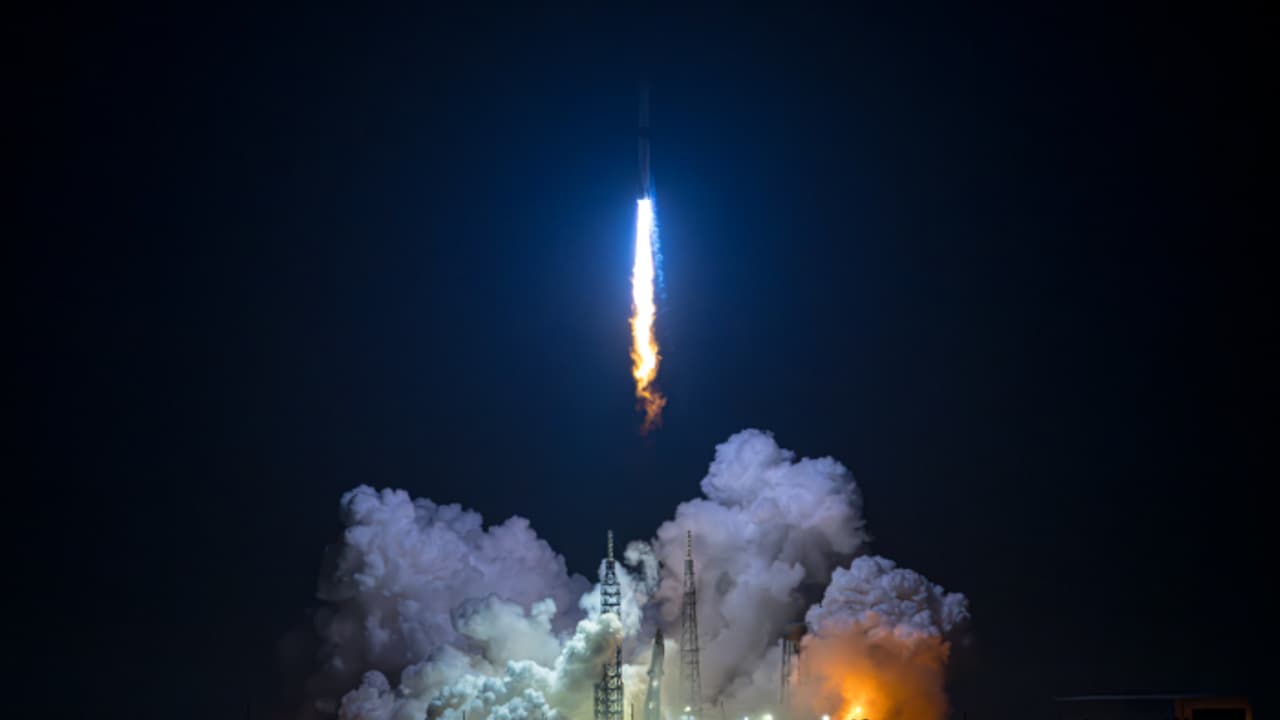 മറ്റൊരു യുഗാരംഭം, സ്പേസ് എക്സിന് മറുപടി; 320 അടി ഉയരമുള്ള ന്യൂ ഗ്ലെന്‍ റോക്കറ്റ് ബ്ലൂ ഒറിജിന്‍ വിക്ഷേപിച്ചു