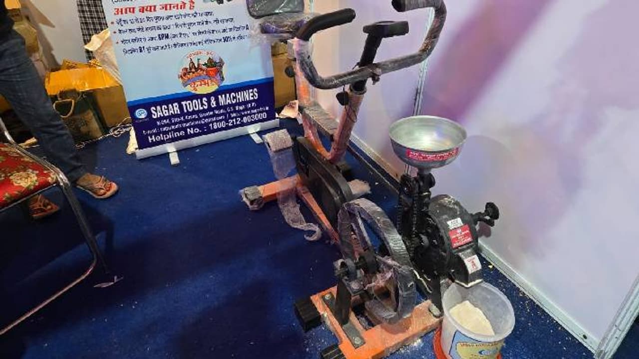 Prayagraj Kumbhmela 2025 : మీరు దీన్ని సైకిల్ అనుకున్నారు కదా?... కానీ ఇదో పిండి మర