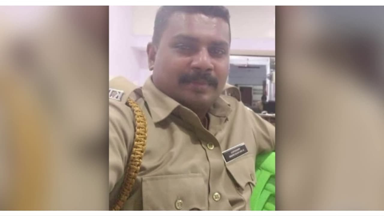 കമാനത്തിലിടിച്ച ബൈക്കില്‍ നിന്ന് തെറിച്ചുവീണ് പൊലീസ് ഉദ്യോ​ഗസ്ഥന് ദാരുണാന്ത്യം; അപകടം തൃശ്ശൂരില്‍