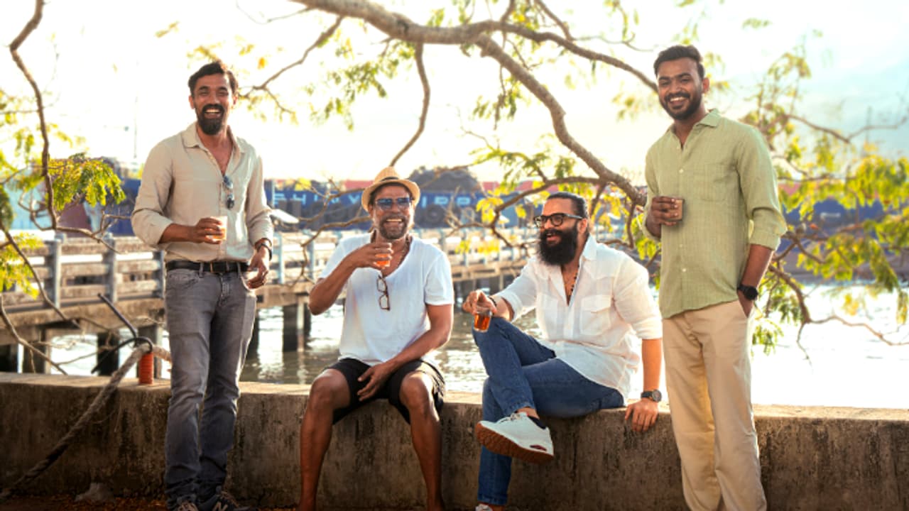 'ആട് 3' ന് മുന്പ് വിനായകനൊപ്പം ജയസൂര്യ; സഹനിര്മ്മാണം മിഥുന് മാനുവല് തോമസ് 'ആട് 3' ന് മുന്പ് വിനായകനൊപ്പം ജയസൂര്യ; സഹനിര്മ്മാണം മിഥുന് മാനുവല് തോമസ്