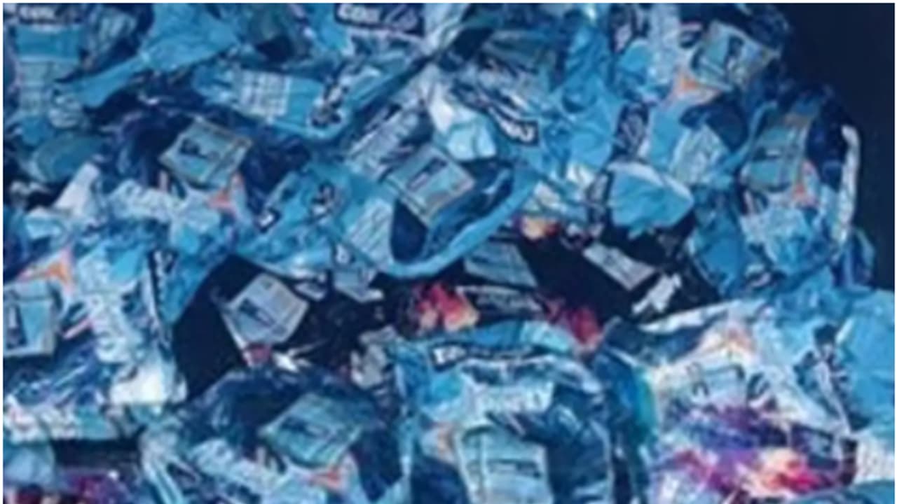 അടഞ്ഞുകിടക്കുന്ന പെട്ടിക്കട, പക്ഷേ ആളുകൾ വന്ന് പോകുന്നു! വിവരം ലഭിച്ചതോടെ പൊലീസ് എത്തി, പാൻമസാല ശേഖരം പിടികൂടി അടഞ്ഞുകിടക്കുന്ന പെട്ടിക്കട, പക്ഷേ ആളുകൾ വന്ന് പോകുന്നു! വിവരം ലഭിച്ചതോടെ പൊലീസ് എത്തി, പാൻമസാല ശേഖരം പിടികൂടി