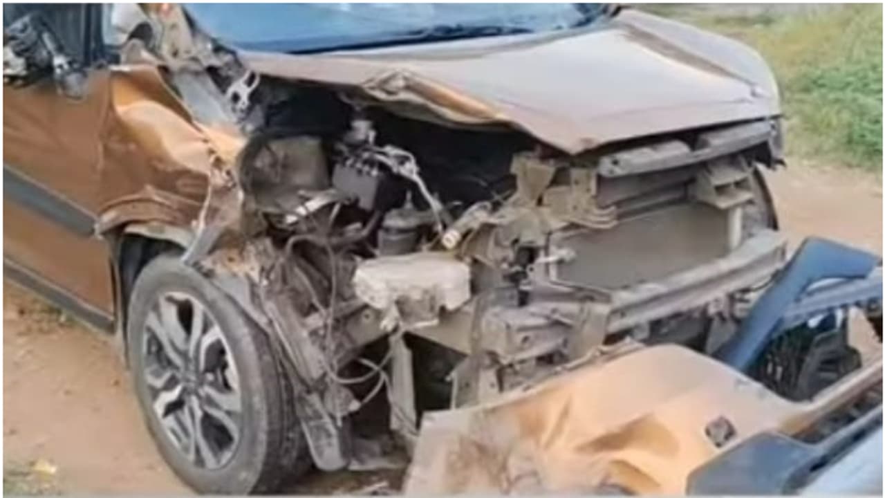 വിതുരയിൽ സ്കൂളിൽ നിന്ന് മടങ്ങവേ വിദ്യാർഥികളെ പിന്നിൽ നിന്നെത്തിയ കാർ ഇടിച്ചിട്ടു, ഡ്രൈവർ ഉറങ്ങിയതോ അപകട കാരണം? വിതുരയിൽ സ്കൂളിൽ നിന്ന് മടങ്ങവേ വിദ്യാർഥികളെ പിന്നിൽ നിന്നെത്തിയ കാർ ഇടിച്ചിട്ടു, ഡ്രൈവർ ഉറങ്ങിയതോ അപകട കാരണം?