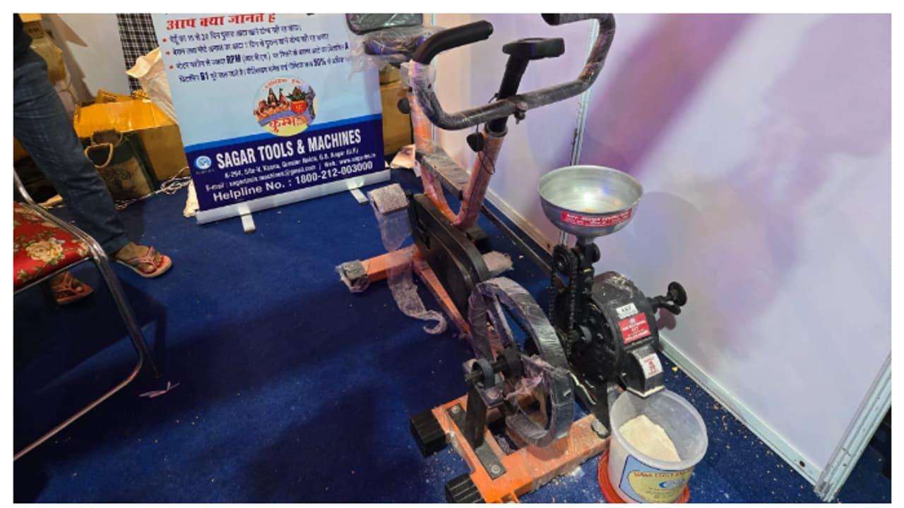 അരിയും പൊടിക്കാം, ആരോ​ഗ്യവും സൂക്ഷിക്കാം; മഹാകുംഭമേള പ്രദർശനത്തിൽ ശ്രദ്ധനേടി പെഡൽ മിൽ