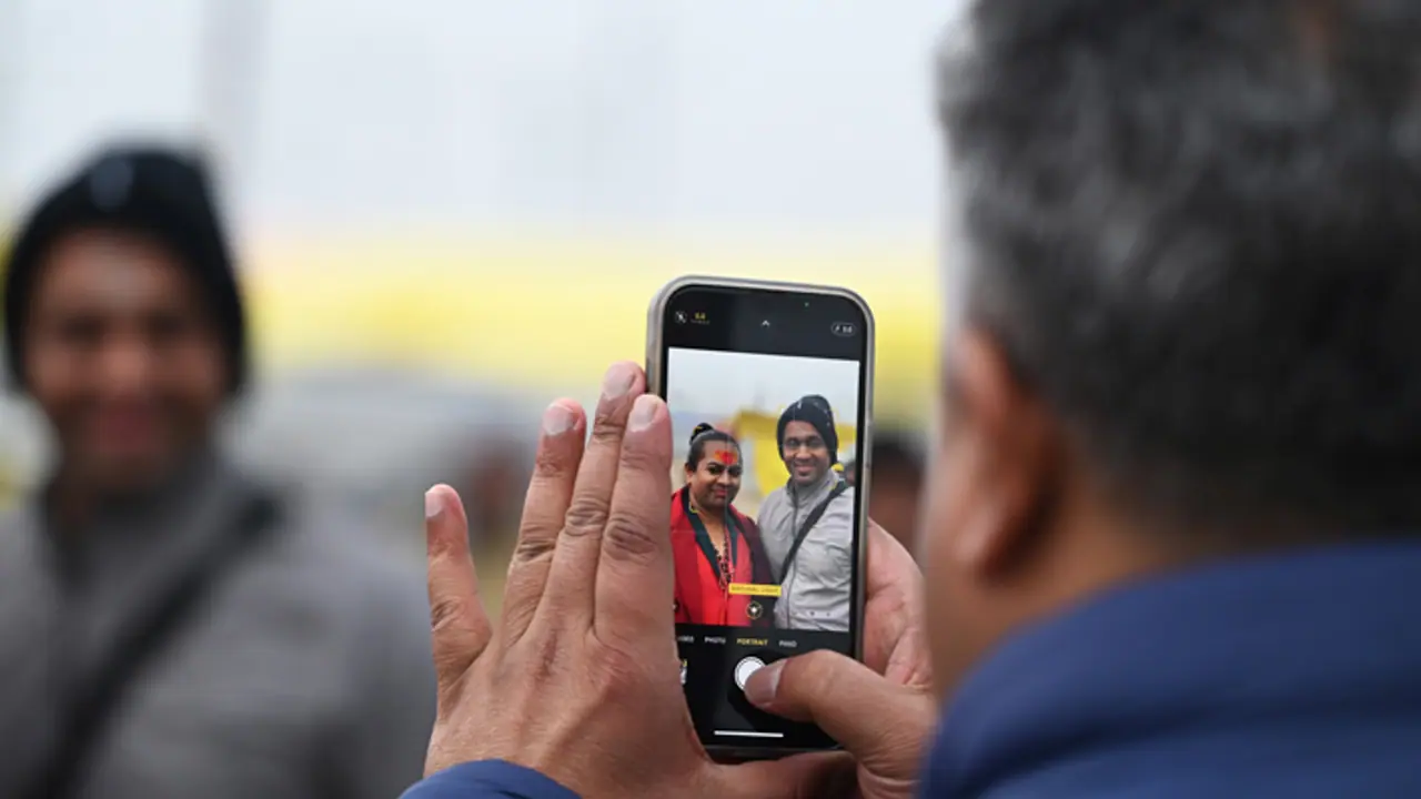 ప్రయాగరాజ్ కుంభమేళాలో మొబైల్ చార్జింగ్ సెంటర్లు... సరికొత్త బిజినెస్