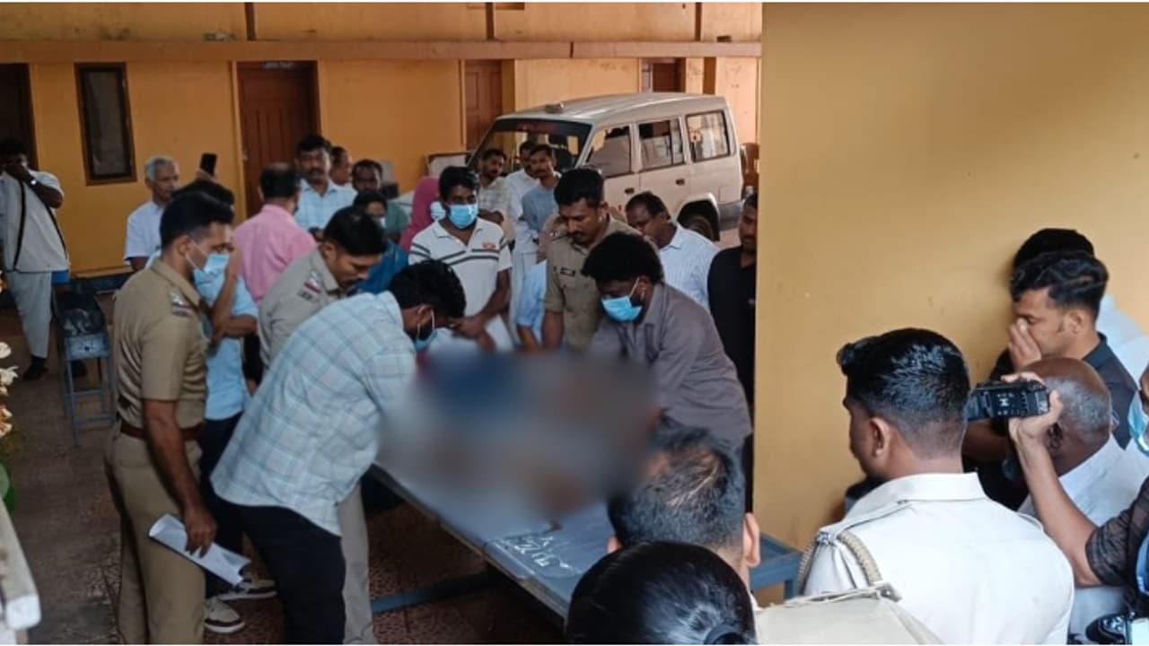 ശസ്ത്രക്രിയയിലൂടെ കുഞ്ഞിനെ പുറത്തെടുത്തു; മരണകാരണം വ്യക്തമാക്കാതെ ആശുപത്രി, കല്ലറ തുറന്ന് പോസ്റ്റ്മോർട്ടം ശസ്ത്രക്രിയയിലൂടെ കുഞ്ഞിനെ പുറത്തെടുത്തു; മരണകാരണം വ്യക്തമാക്കാതെ ആശുപത്രി, കല്ലറ തുറന്ന് പോസ്റ്റ്മോർട്ടം