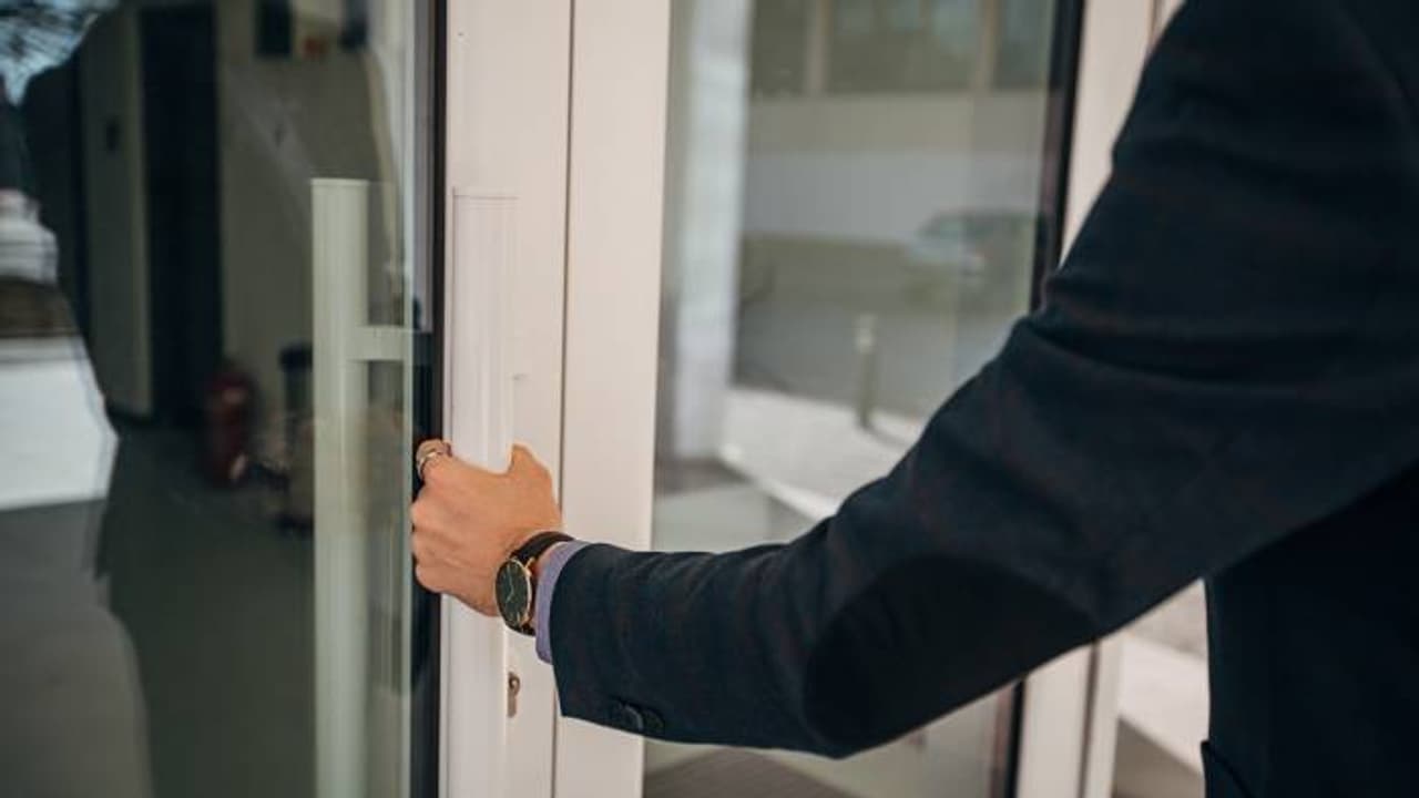 'ജോലിയില്ലേ?' ചോദ്യം കേട്ട് മടുത്തു, വീട്ടുകാരെയും നാട്ടുകാരെയും പറ്റിക്കാൻ പുതുവഴി തേടുന്നോ ചൈനയിലെ യുവാക്കൾ 'ജോലിയില്ലേ?' ചോദ്യം കേട്ട് മടുത്തു, വീട്ടുകാരെയും നാട്ടുകാരെയും പറ്റിക്കാൻ പുതുവഴി തേടുന്നോ ചൈനയിലെ യുവാക്കൾ