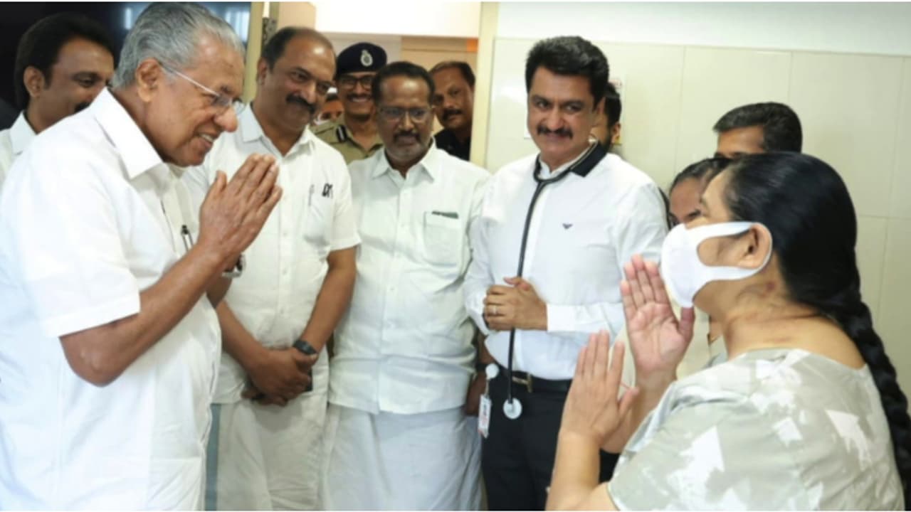 മികച്ച ചികിത്സക്ക് നന്ദിയെന്ന് ഉമാ തോമസ്, കടമയെന്ന് മുഖ്യമന്ത്രി; ആശുപത്രിയിലെത്തി എംഎൽഎയെ സന്ദർശിച്ച് പിണറായി മികച്ച ചികിത്സക്ക് നന്ദിയെന്ന് ഉമാ തോമസ്, കടമയെന്ന് മുഖ്യമന്ത്രി; ആശുപത്രിയിലെത്തി എംഎൽഎയെ സന്ദർശിച്ച് പിണറായി