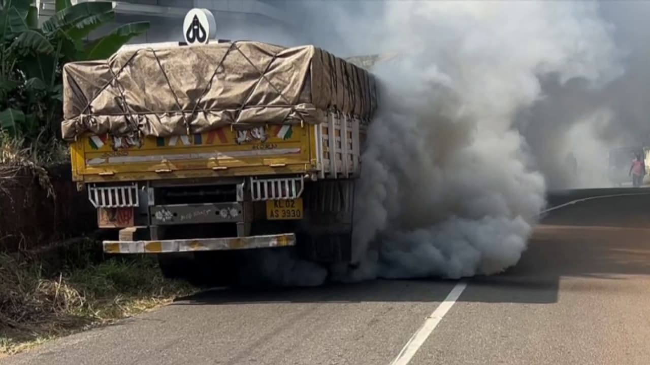 മദ്യം കയറ്റിവന്ന ലോറി, ഇരിങ്ങാലക്കുട സിവിൽ സ്റ്റേഷന് സമീപത്ത് എത്തിയപ്പോൾ പുക ഉയർന്നു; ഡ്രൈവർ രക്ഷകനായി മദ്യം കയറ്റിവന്ന ലോറി, ഇരിങ്ങാലക്കുട സിവിൽ സ്റ്റേഷന് സമീപത്ത് എത്തിയപ്പോൾ പുക ഉയർന്നു; ഡ്രൈവർ രക്ഷകനായി