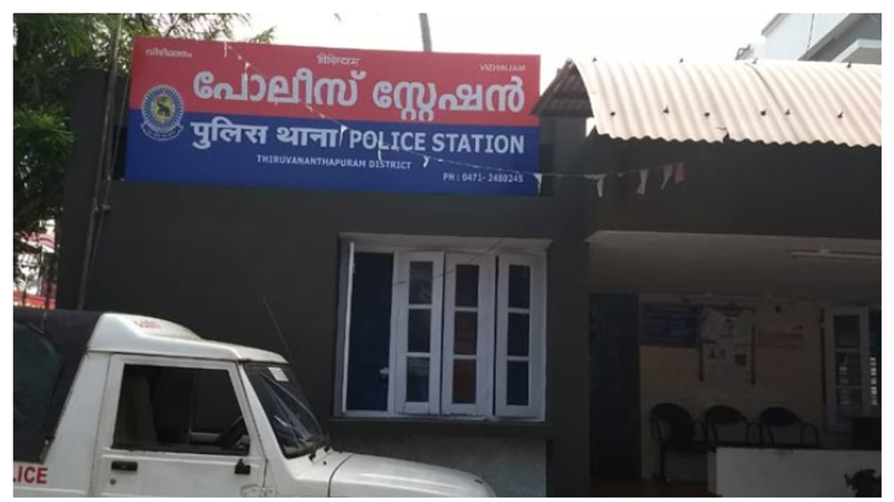 രണ്ടാനച്ഛൻ മുറിയിൽ കയറി കടന്നുപിടിച്ചു, ഓടി കുറ്റിക്കാട്ടിലൊളിച്ചു, പലവട്ടം അതിക്രമം; ശിക്ഷ 7 വർഷം കഠിനതടവ് രണ്ടാനച്ഛൻ മുറിയിൽ കയറി കടന്നുപിടിച്ചു, ഓടി കുറ്റിക്കാട്ടിലൊളിച്ചു, പലവട്ടം അതിക്രമം; ശിക്ഷ 7 വർഷം കഠിനതടവ്