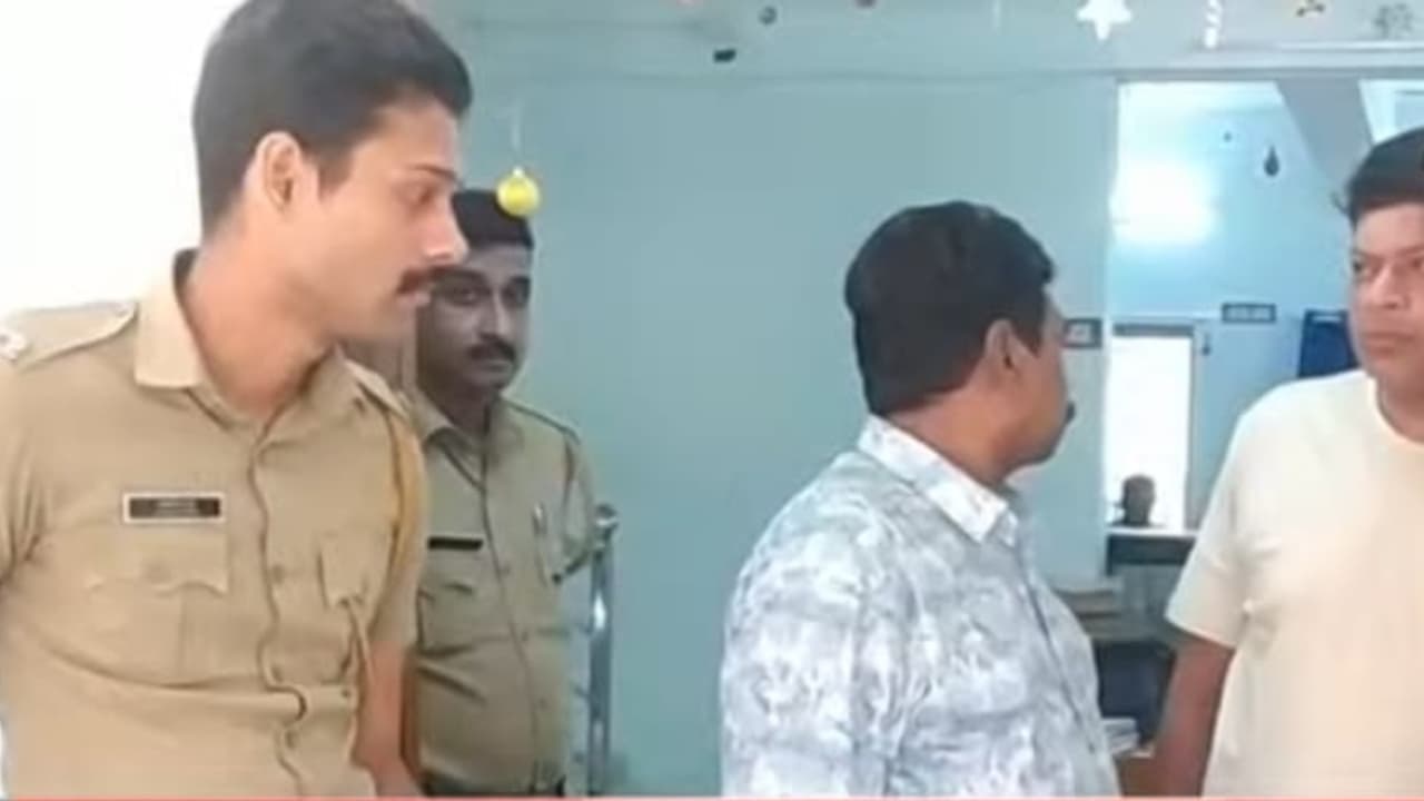 സ്ത്രീയോട് അപമര്യാദയായി പെരുമാറിയ ശേഷം പായുന്നതിനിടെ വാഹനാപകടം; നാട്ടുകാർ കൈവച്ച പ്രതികൾ പൊലീസ് പിടിയിൽ സ്ത്രീയോട് അപമര്യാദയായി പെരുമാറിയ ശേഷം പായുന്നതിനിടെ വാഹനാപകടം; നാട്ടുകാർ കൈവച്ച പ്രതികൾ പൊലീസ് പിടിയിൽ