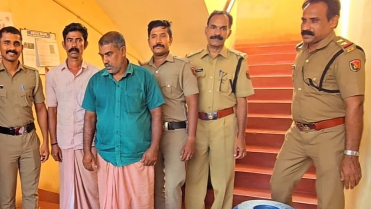 വീടിന് പിന്നിൽ കുളിമുറിക്കടുത്ത് വാട്ടര് ടാങ്ക്; ആർക്കും സംശയം തോന്നില്ല, രഹസ്യ വിവരത്തിൽ പിടിച്ചത് ചാരായം വീടിന് പിന്നിൽ കുളിമുറിക്കടുത്ത് വാട്ടര് ടാങ്ക്; ആർക്കും സംശയം തോന്നില്ല, രഹസ്യ വിവരത്തിൽ പിടിച്ചത് ചാരായം