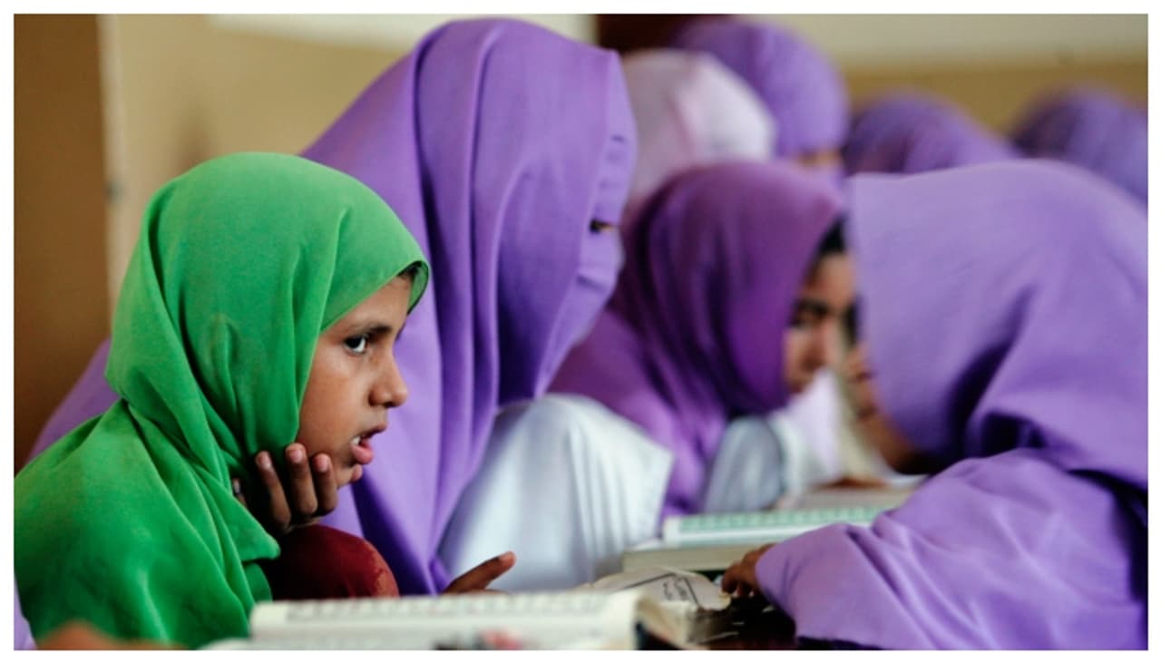 സര്‍ക്കാര്‍ സ്കൂളിൽ അധ്യാപികയായി ജോലി ചെയ്തത് 9 വർഷം ; പക്ഷേ, രേഖകളെല്ലാം വ്യാജം, ഒടുവിൽ പാക് യുവതി പിടിയില്‍