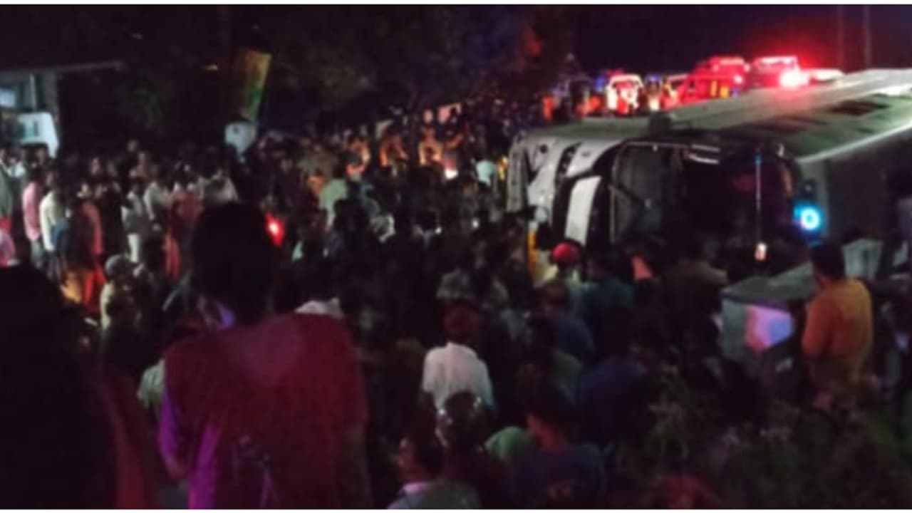 'അമിത വേ​ഗതയിൽ ടൂറിസ്റ്റ് ബസ്'; ലോറിയെ മറികടക്കുന്നതിനിടെയാണ് നിയന്ത്രണം നഷ്ടപ്പെട്ടതെന്ന് ദൃക്സാക്ഷികൾ