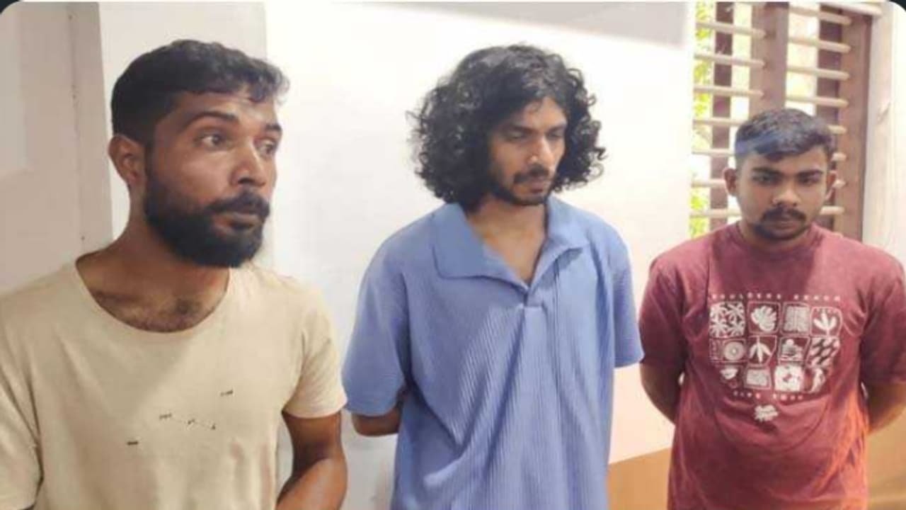 കോഴിക്കോട്ടെ പുതിയ വീട്, ആൾതാമസമില്ല, പക്ഷേ എസി ഫുൾടൈം ഓൺ! അകത്ത് ക്ലബ്ബ്, ഹൈബ്രിഡ് കഞ്ചാവ്; 3 പേർ പിടിയിൽ കോഴിക്കോട്ടെ പുതിയ വീട്, ആൾതാമസമില്ല, പക്ഷേ എസി ഫുൾടൈം ഓൺ! അകത്ത് ക്ലബ്ബ്, ഹൈബ്രിഡ് കഞ്ചാവ്; 3 പേർ പിടിയിൽ