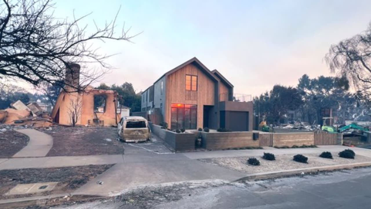 'ഡിസൈൻ മികവ് പിന്നെ ഭാഗ്യവും', കാട്ടുതീയെ അതിജീവിച്ച ലോസാഞ്ചലസിലെ ഈ വീട് വൈറലാണ് 