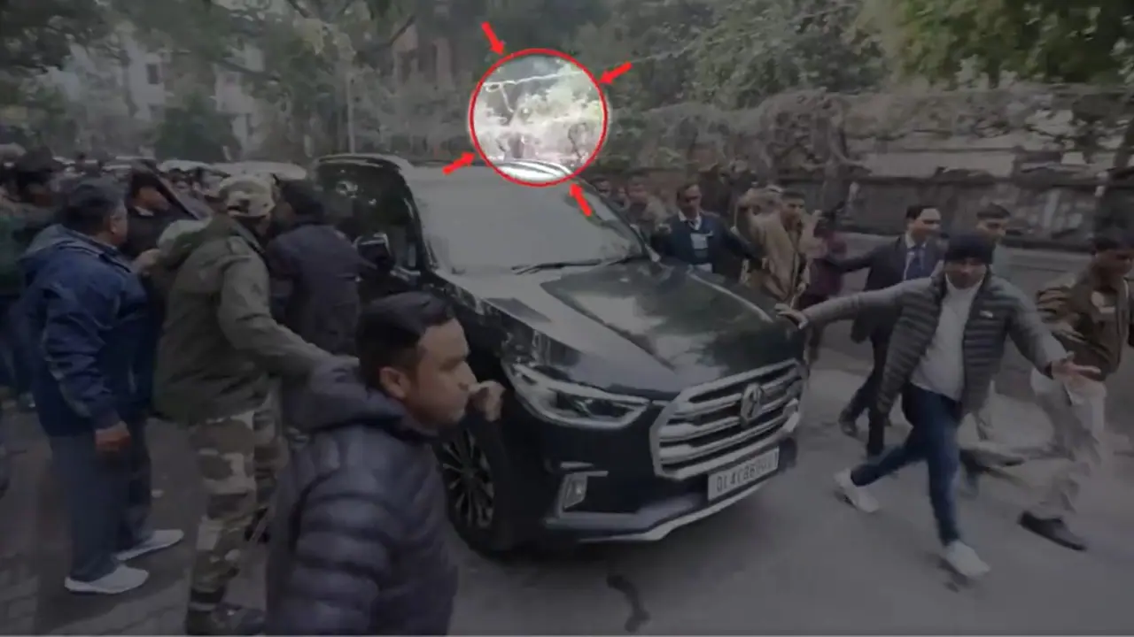 Arvind Kejriwal's car attacked with stones by BJP goons, claims AAP, releases video (WATCH) Arvind Kejriwal's car attacked with stones by BJP goons, claims AAP, releases video (WATCH)