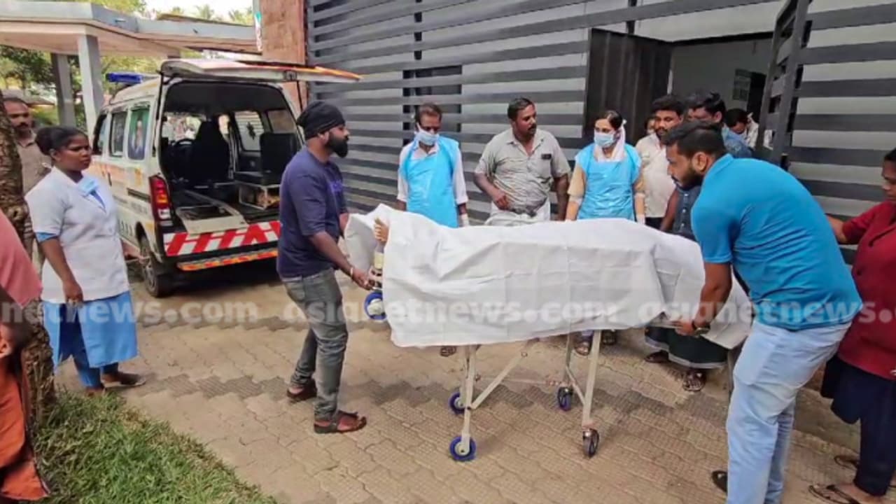 തലച്ചോറിൽ ട്യൂമറിന് ശസ്ത്രക്രിയ കഴിഞ്ഞ് കിടപ്പിലായ അമ്മയെ ഏകമകൻ വെട്ടിക്കൊന്നു; സംഭവം താമരശേരിയിൽ