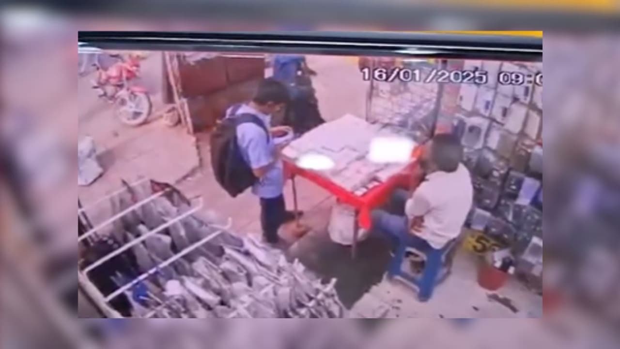 சைஃப் அலிகானை தாக்கிவிட்டு செல்போன் கடைக்குச் சென்ற குற்றவாளி! புதிய சிசிடிவி காட்சி வெளியீடு! சைஃப் அலிகானை தாக்கிவிட்டு செல்போன் கடைக்குச் சென்ற குற்றவாளி! புதிய சிசிடிவி காட்சி வெளியீடு!