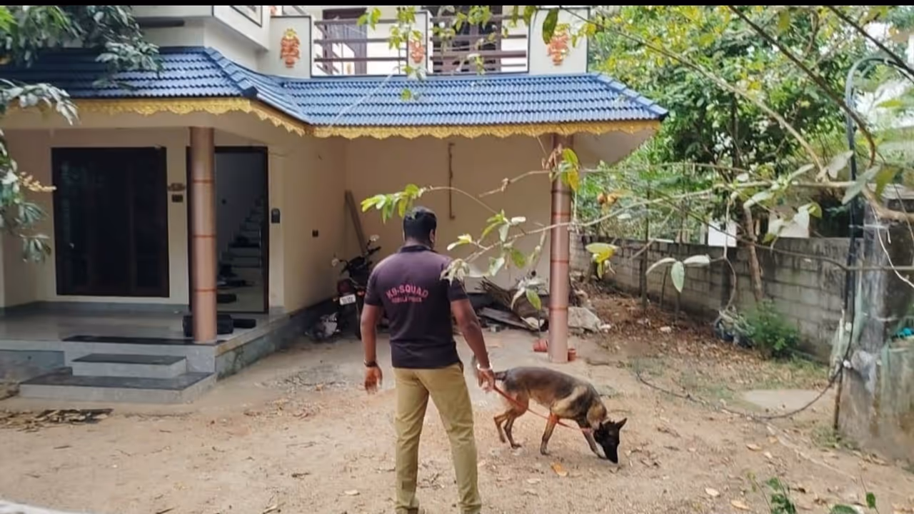 വീട്ടുടമയില്ലാത്ത നേരത്ത് വാതിൽ തകർത്ത് മോഷണം, രണ്ടര ലക്ഷത്തിൻ്റെ സ്വർണവും 70000 രൂപയും കവർന്നു വീട്ടുടമയില്ലാത്ത നേരത്ത് വാതിൽ തകർത്ത് മോഷണം, രണ്ടര ലക്ഷത്തിൻ്റെ സ്വർണവും 70000 രൂപയും കവർന്നു