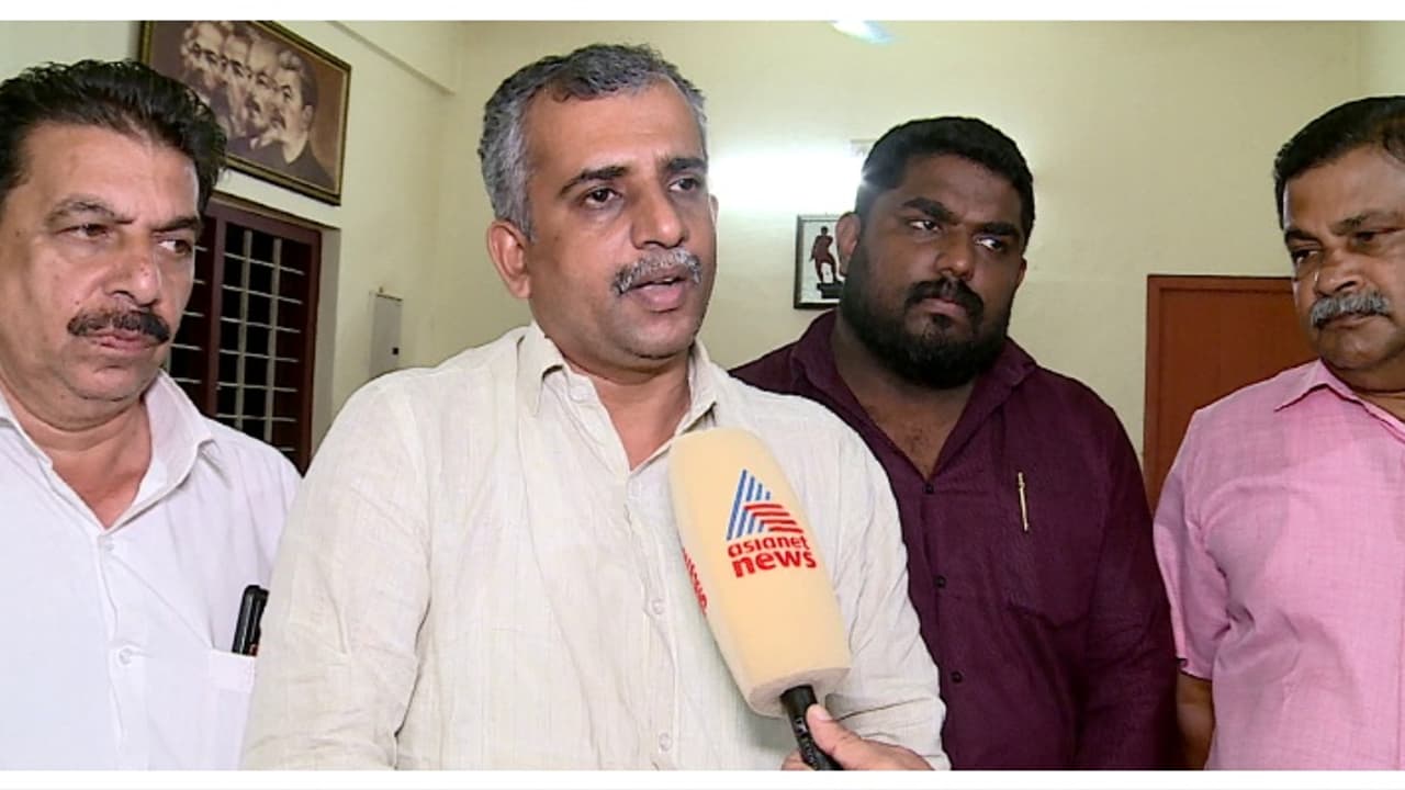 'കലാരാജുവിനെ തട്ടിക്കൊണ്ടുവന്നിട്ടില്ല, കാറിൽ വലിച്ചുകയറ്റിയിട്ടില്ല'; സിപിഎം കൂത്താട്ടുകുളം ഏരിയ സെക്രട്ടറി 'കലാരാജുവിനെ തട്ടിക്കൊണ്ടുവന്നിട്ടില്ല, കാറിൽ വലിച്ചുകയറ്റിയിട്ടില്ല'; സിപിഎം കൂത്താട്ടുകുളം ഏരിയ സെക്രട്ടറി