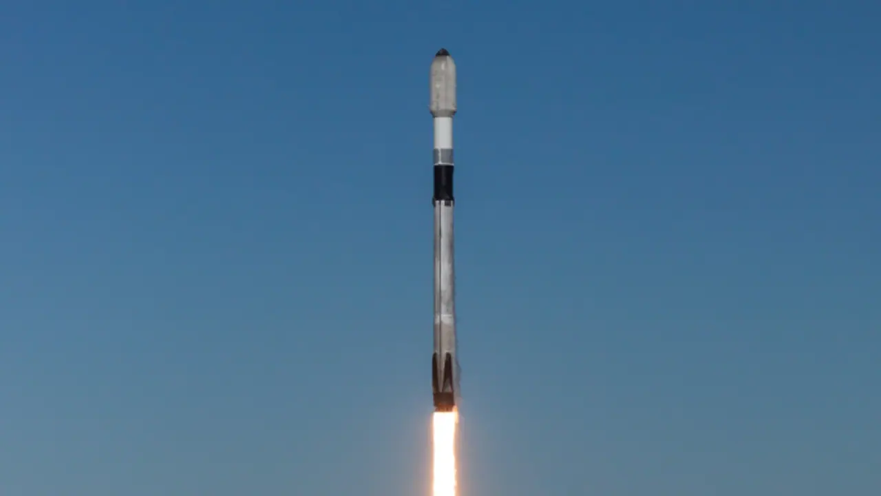 സ്റ്റാര്‍ഷിപ്പ് പൊട്ടിത്തെറിക്ക് ശേഷമുള്ള ആദ്യ ദൗത്യം; സ്പേസ് എക്സ് 21 സാറ്റ്‌ലൈറ്റുകള്‍ വിക്ഷേപിച്ചു